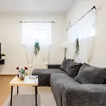 Zeus Downtown Apartment