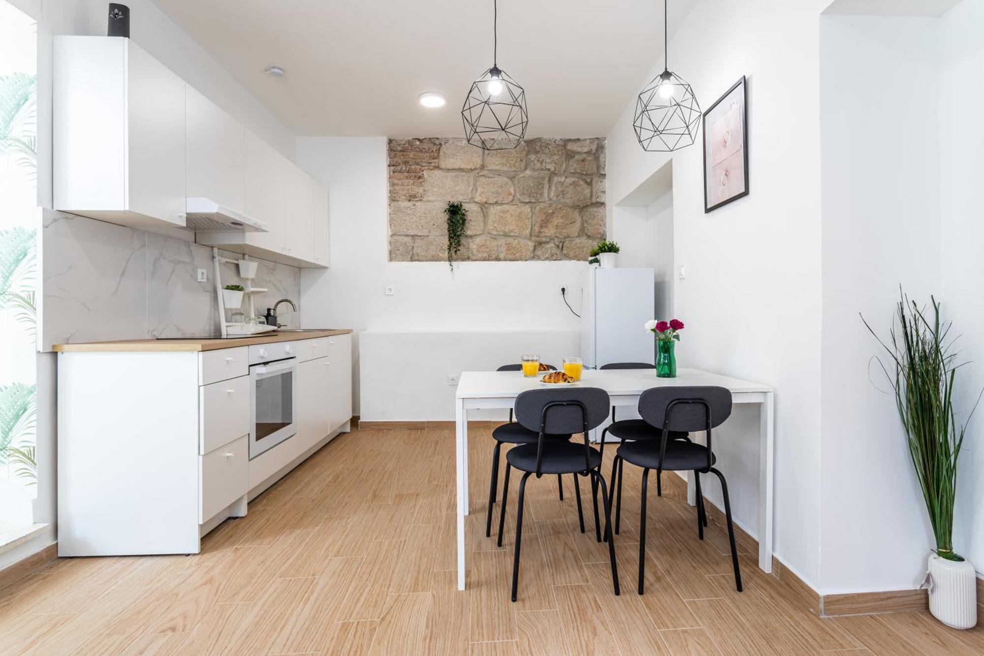 Zeus Downtown Apartment Split