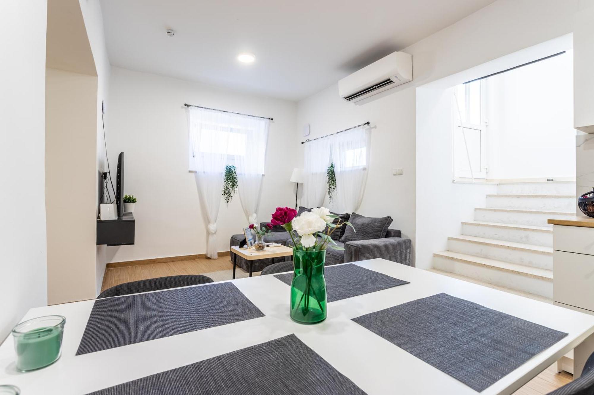 Zeus Downtown Apartment Split